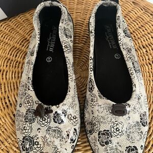 Arcopedico Cream and Black Floral Flats